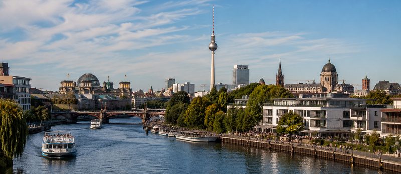 Spree mit Fernsehturm & City-Skyline